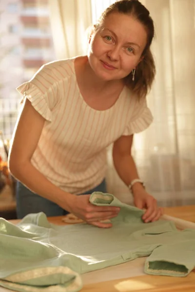 Beautiful Woman Working Her Home Her Little Cute Girl Cutting — Stock Photo, Image