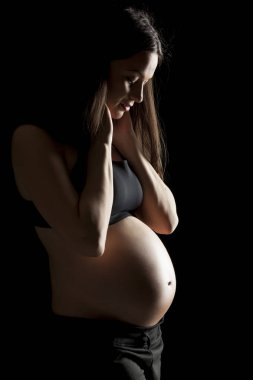Siyah bir zemin üzerine güzel bir hamile kadın silüeti