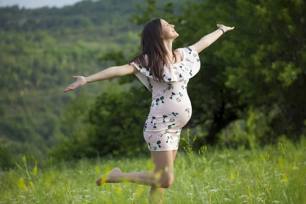 Happy Těhotná Žena Šatech Louce — Stock fotografie