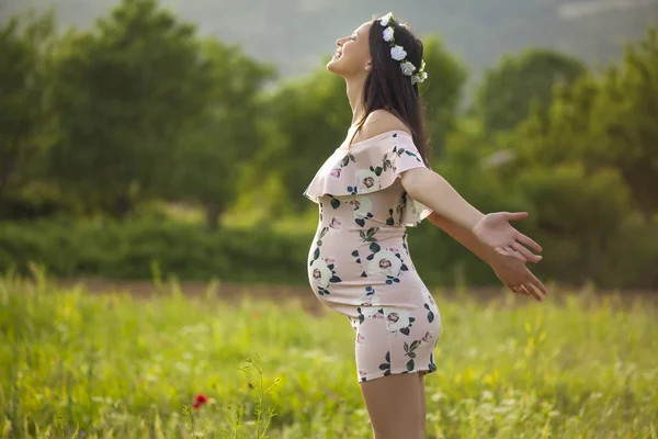 Happy Pregnant Woman Meadow Wreath Flowers Her Head — Stock Photo, Image