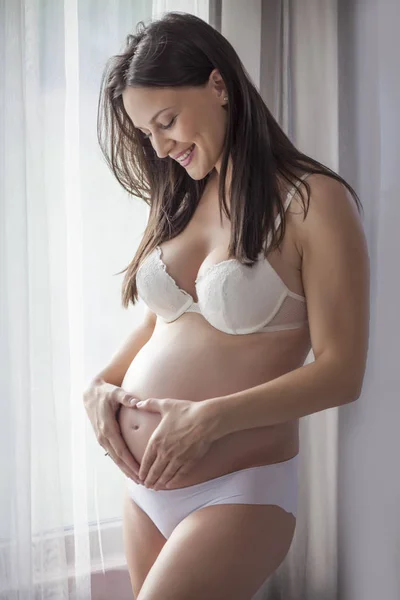 Gelukkig Zwangere Vrouw Ondergoed Door Het Venster Met Gordijnen — Stockfoto