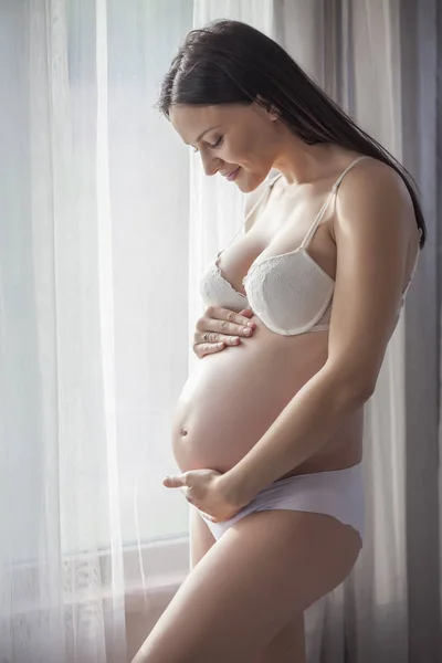 Mulher Grávida Feliz Roupa Interior Pela Janela Com Cortinas — Fotografia de Stock