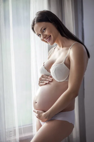 Gelukkig Zwangere Vrouw Ondergoed Door Het Venster Met Gordijnen — Stockfoto