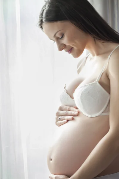 Счастливая Беременная Женщина Нижнем Белье Окна Занавесками — стоковое фото
