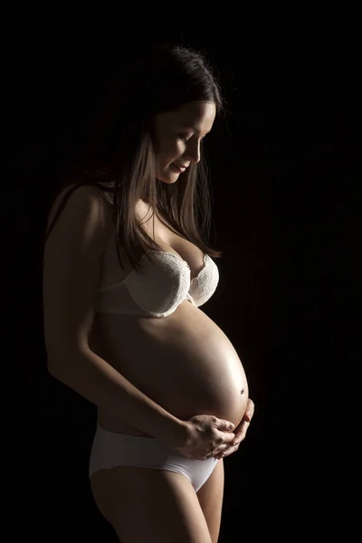 Siyah Bir Zemin Üzerine Beyaz Çamaşırı Güzel Bir Hamile Kadın — Stok fotoğraf