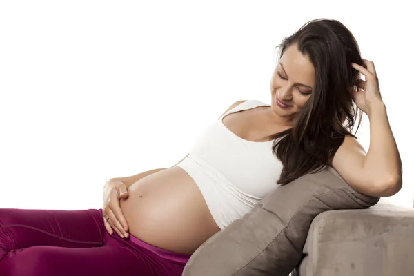 Szczęśliwy Piękne Kobiety Ciąży Leżąc Łóżku Białym Tle — Zdjęcie stockowe