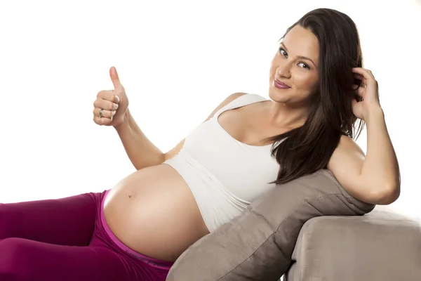 Happy Krásná Těhotná Žena Ležící Posteli Bílém Pozadí Ukazuje Palec — Stock fotografie