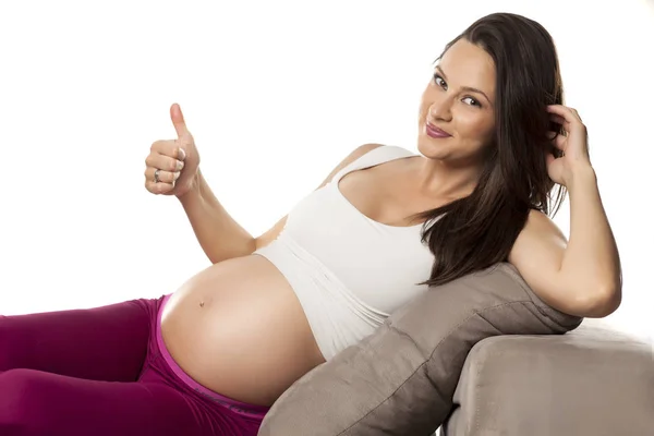 Joyeux Belle Femme Enceinte Couchée Sur Lit Sur Fond Blanc — Photo