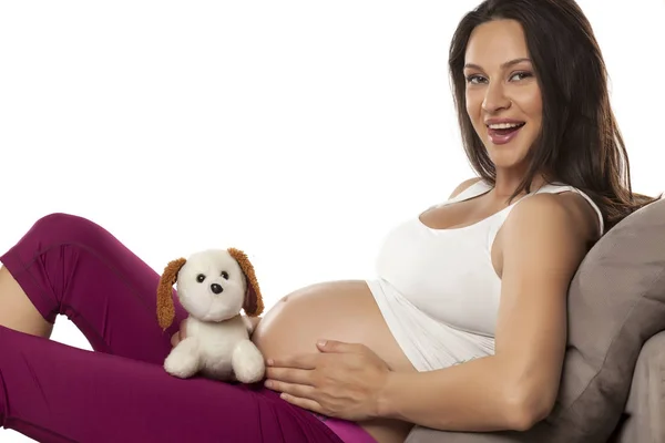 Feliz Hermosa Mujer Embarazada Acostada Una Cama Con Juguetes Peluche — Foto de Stock