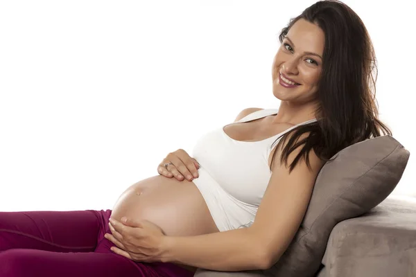 Joyeux Belle Femme Enceinte Couchée Sur Lit Sur Fond Blanc — Photo