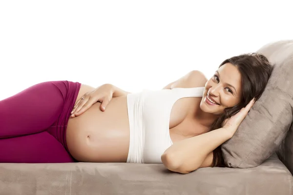 Ευτυχής Όμορφη Έγκυος Γυναίκα Ξαπλωμένη Ένα Κρεβάτι Λευκό Φόντο — Φωτογραφία Αρχείου