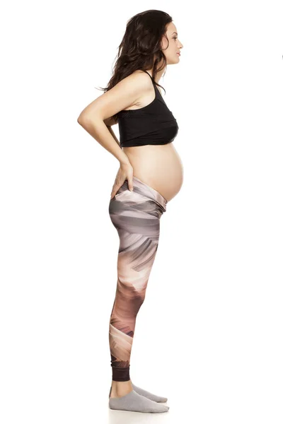 Красивая Беременная Женщина Позирует Белом Фоне — стоковое фото
