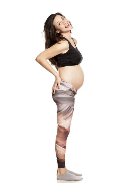 Красивая Улыбающаяся Беременная Женщина Позирует Белом Фоне — стоковое фото