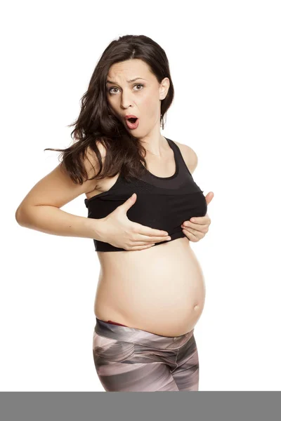 Zszokowana Kobieta Ciąży Dotykając Jej Piersi Białym Tle — Zdjęcie stockowe