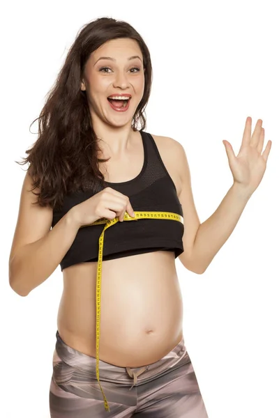 Счастливая Беременная Женщина Измеряет Свою Грудь Белом Фоне — стоковое фото
