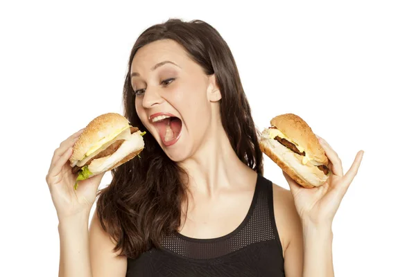 Νεαρή Όμορφη Γυναίκα Άπληστοι Κρατώντας Δύο Burgers Λευκό Φόντο — Φωτογραφία Αρχείου