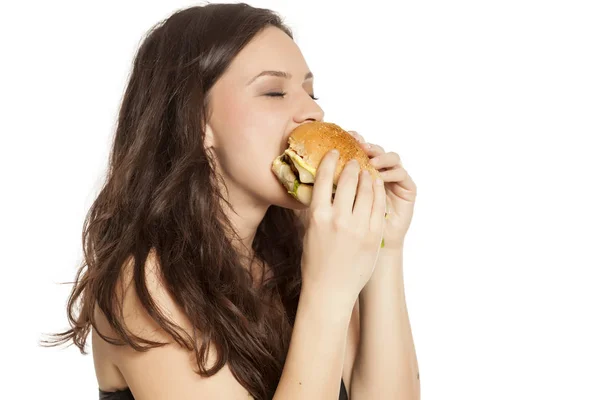 Ung Vacker Giriga Kvinna Äta Hamburgare Vit Bakgrund — Stockfoto