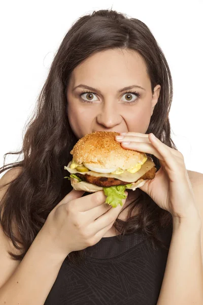 Jovem Bela Mulher Gananciosa Comendo Hambúrguer Fundo Branco — Fotografia de Stock