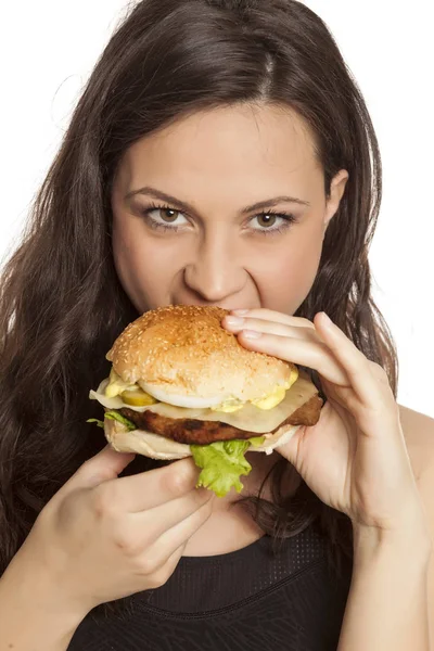 Mladá Krásná Chamtivý Žena Jíst Hamburger Bílém Pozadí — Stock fotografie