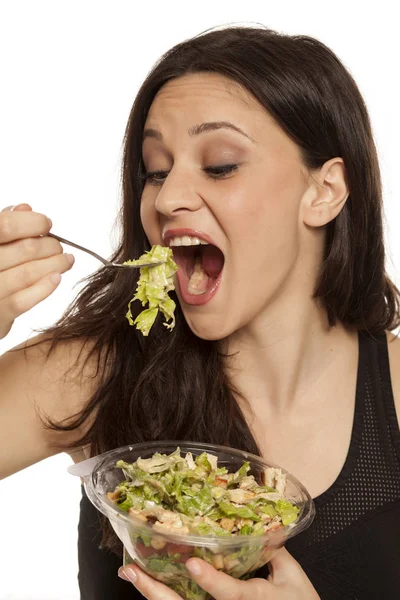 Junge Schöne Gierige Frau Isst Kaisersalat Auf Weißem Hintergrund — Stockfoto