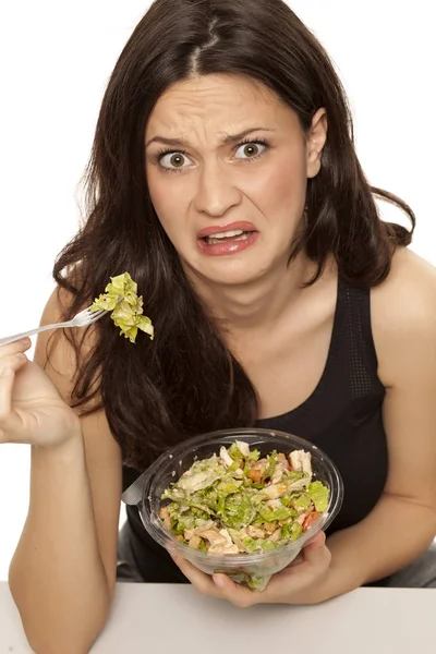 Äcklad Ung Kvinna Äta Caesar Sallad Vit Bakgrund — Stockfoto