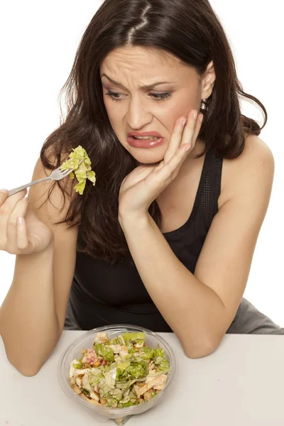 Mujer Joven Disgustada Comiendo Ensalada César Sobre Fondo Blanco —  Fotos de Stock