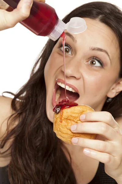 Voracious Ung Kvinde Sætte Kirsebær Topping Donut Hvid Baggrund - Stock-foto