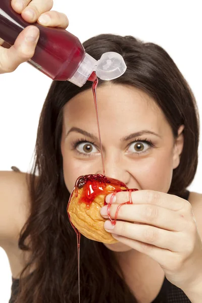 Mulher Jovem Voraz Colocando Cobertura Cereja Donut Fundo Branco — Fotografia de Stock