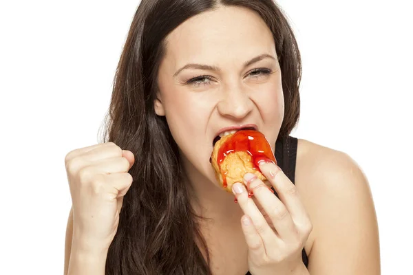 Desejando Jovem Mulher Comer Uma Cereja Cobertura Donut Fundo Branco — Fotografia de Stock