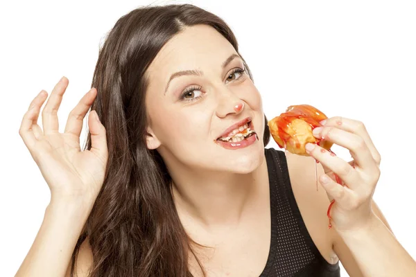 Desejando Jovem Mulher Comer Uma Cereja Cobertura Donut Fundo Branco — Fotografia de Stock