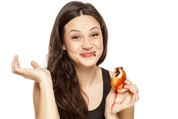 Desejando Jovem Mulher Comer Uma Cereja Cobertura Donut Fundo Branco — Fotografia de Stock