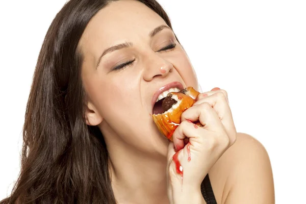 Pragnienie Młoda Kobieta Jedzenie Wiśnia Uzupełnienia Donut Białym Tle — Zdjęcie stockowe