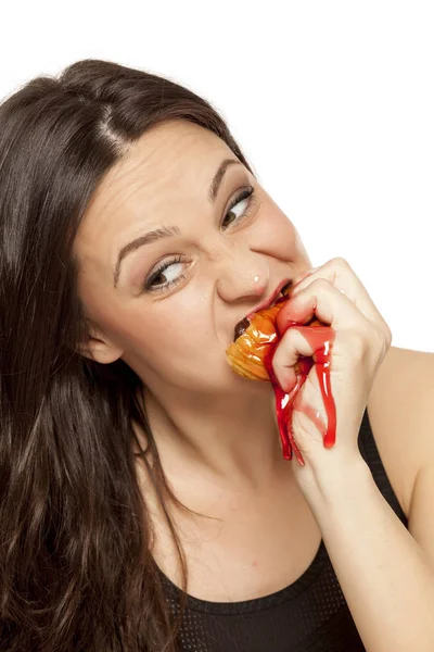 Desejando Jovem Mulher Comer Uma Cereja Cobertura Donut Fundo Branco — Fotografia de Stock