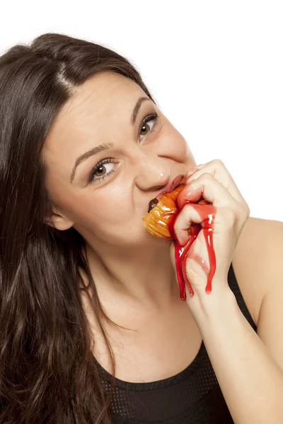 Sugen Ung Kvinna Äta Ett Körsbär Som Topping Donut Vit — Stockfoto