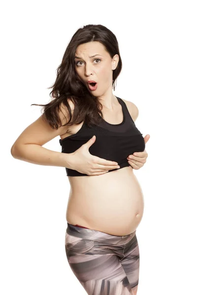 Mujer Embarazada Conmocionada Tocándose Los Pechos Sobre Fondo Blanco —  Fotos de Stock