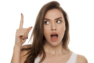 Beyaz zemin üzerinde bir fikir olan güzel çıktıktan bir kadın portresi