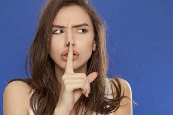 Joven Hermosa Mujer Sobre Fondo Azul Haciendo Gesto Silencio — Foto de Stock