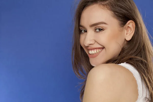 Joven Hermosa Mujer Feliz Sobre Fondo Azul — Foto de Stock