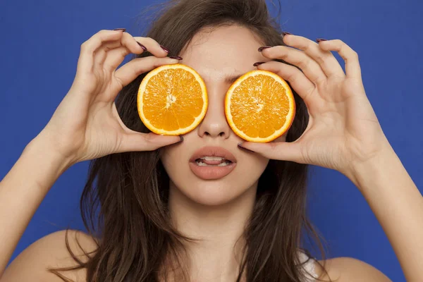 Young Sexy Woman Posing Slices Orange Her Face Blue Background — Stock Photo, Image