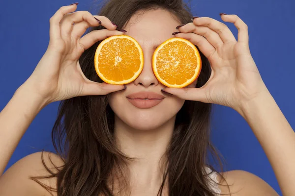 Young Smiling Woman Posing Slices Orange Her Face Blue Background — Stock Photo, Image