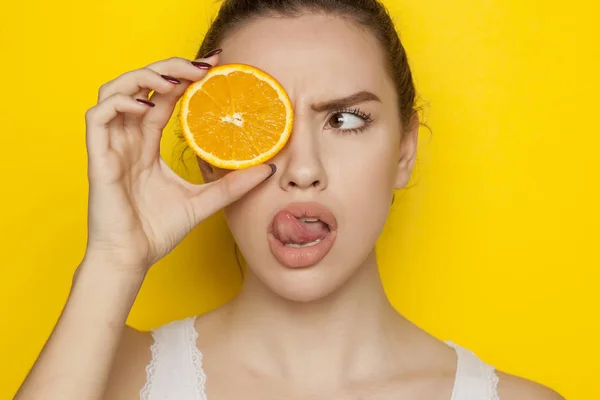 Surprise Jeune Femme Posant Avec Une Tranche Orange Sur Son — Photo