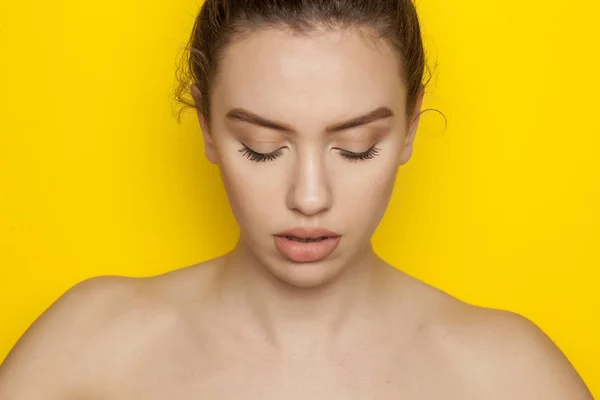 Mulher Bonita Posando Fundo Amarelo — Fotografia de Stock