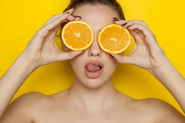 Young Sexy Woman Posing Slices Orange Her Face Yellow Background — Stock Photo, Image