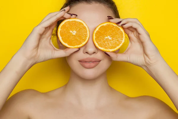 Smiling Young Woman Posing Slices Orange Her Face Yellow Background — Stock Photo, Image
