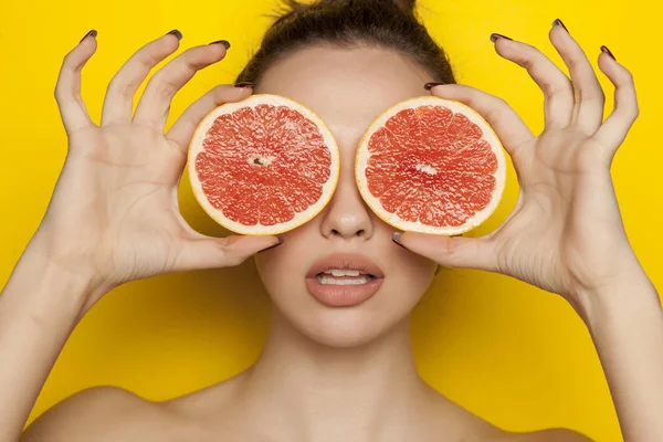 Young Sexy Woman Posing Slices Red Grapefruit Her Face Yellow — Stock Photo, Image