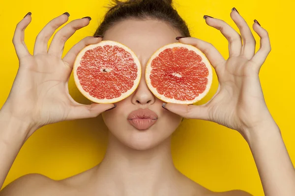 Happy Sexy Woman Posing Slices Red Grapefruit Her Face Yellow — Stock Photo, Image