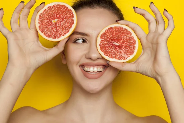 Jovem Feliz Posando Com Fatias Toranja Vermelha Seu Rosto Fundo — Fotografia de Stock