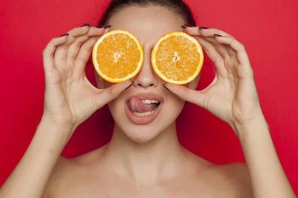 Happy Sexy Woman Posing Slices Orange Her Face Red Background — Stock Photo, Image