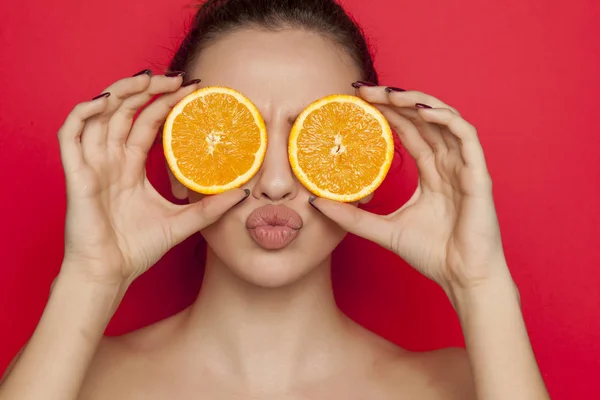 Happy Sexy Woman Posing Slices Orange Her Face Red Background — Stock Photo, Image