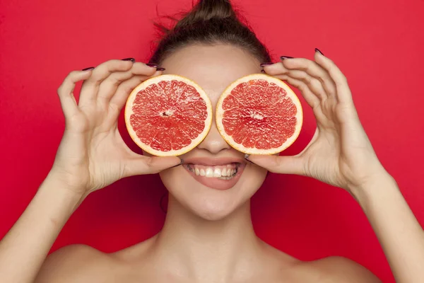 Happy Young Woman Posing Slices Red Grapefruit Her Face Red — Stock Photo, Image